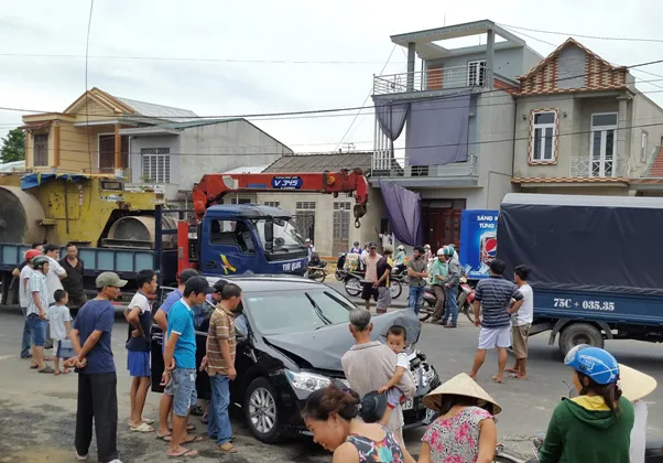 3 ô tô tông nhau liên hoàn tại Huế